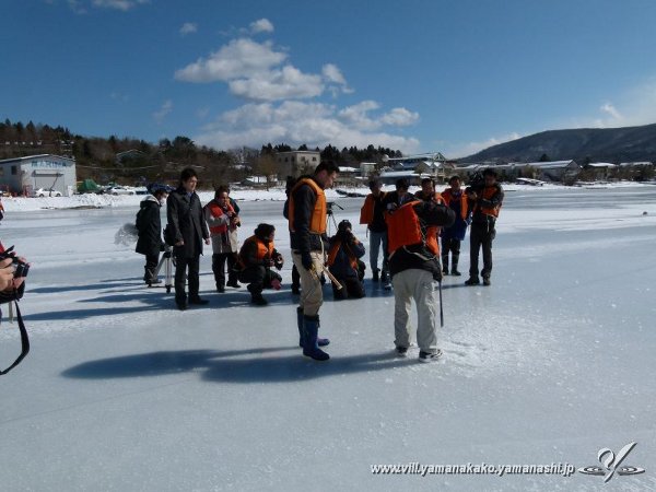 【周辺情報】山中湖でのワカサギ穴釣り一部解禁！の写真